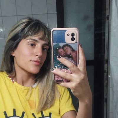 Una chica excelente.
Bastante loca de a ratos.
A veces tan triste.
Aveces tan muerta de risa.