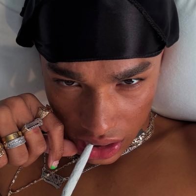 vampuirr's profile picture. mwah…no bars