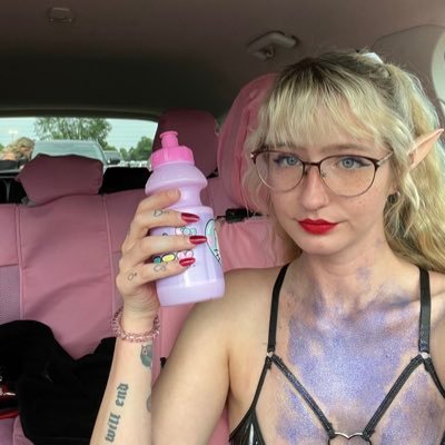 30 | michigan | she/her | pan | moody | w/e my pokémon team is better than urs ♑️♋️♌️ 🌶️🔗 on my linktree!