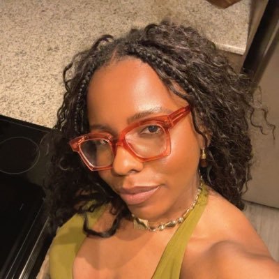 Chillcourtchill's profile picture. watching a basketball game.