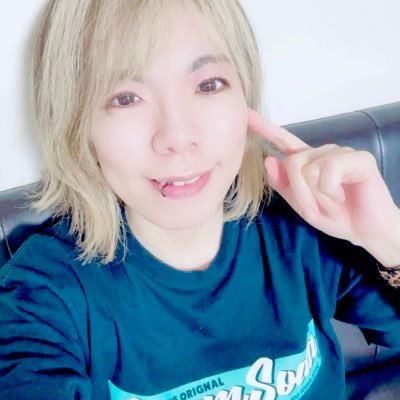 (有)藤原で、首からベースぶら下げてます🎸年間100冊の本を読みます📖ベーシストだけどドラマー(ドラマ好き)です!ライブの撮影のお手伝いもやってます!DMください!→Instagramに写真載せてます