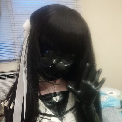 wJovjShfrpIcqRW's profile picture. 分享一些萌新纯黑乳胶娃娃的可爱日常瞬间
晚期恋物，填充物已经完全胶化（划掉）对各种可爱的乳胶小裙子和娃娃毫无抵抗力&赛博娃娃机、不时刷新在好看的胶或者娃的评论区里发癫（再划掉）。只发纯恋物，不搞直球涩涩不混圈
中文&English，总之，请多指教！ (≧▽≦)