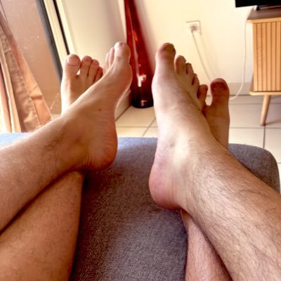 👑 Deux maîtres. Deux paires de pieds. 🔥 Foot worship • Findom • Male feet 💌 DM for custom content 📍 France