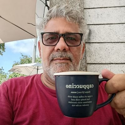 Ese que nunca fuí de tiempos y lugares. Amante del café, los libros y la vida sencilla. Historiador.