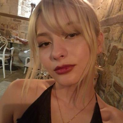 yapi olarak uzgun bi bayanim