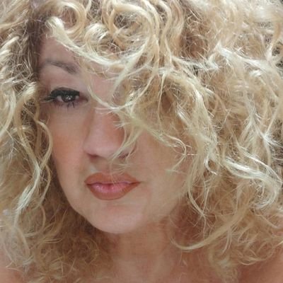 Algunas sonrisas dicen más que mil palabras ,la tuya por ejemplo.
Con mil batallas por dentro y mil sonrisas por fuera