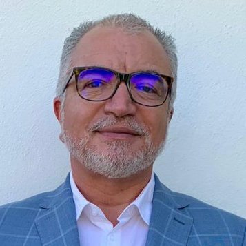 Abogado, empresario. Presidente de la Asociación para el Desarrollo del Barrio Meiggs.