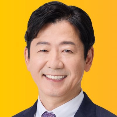 国民民主党衆議院大阪4区(大阪市北区・都島区・福島区・城東区)総支部長/国民民主党大阪府連副代表/1967年7月14日大阪市生まれ。30代で設備工事会社を創業。1人親方として始まり、2社経営、医療関係、設備会社、不動産など事業拡大。#岡本ただし #大阪4区 #国民民主党 #大阪の新しい選択肢