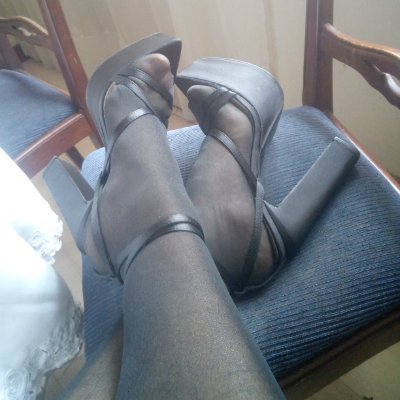I love pantyhose. I love women in pantyhose and I adore a beautiful trans.I'm not a salesman. I love sharing stuff. Tell me what you like, and I can oblige.