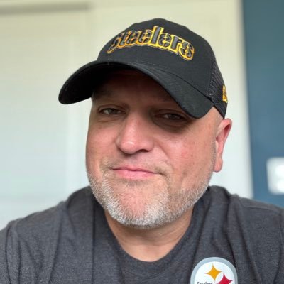 Life long Steelers nut. Penguins and Bucs fan. Laid back, Tall, Awesome, Humble, Funny and a big fan of Dogs AND Cats. Not THAT Aaron Smith. #GirlDad
