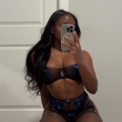 itsyourolivia_'s profile picture. 22| Your favorite darkskin ebony 👩🏾‍🏫💓