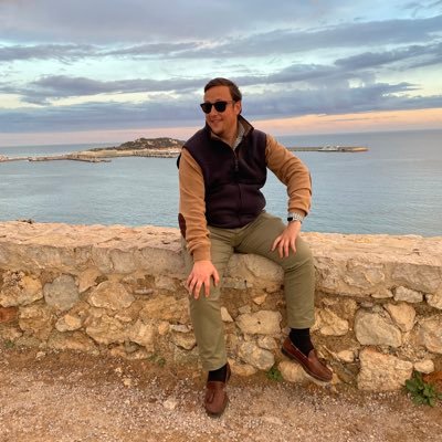 Sevillano,bético,cofrade,feriante,carnavalero,taurino y costalero.
Estudiante de Veterinaria.