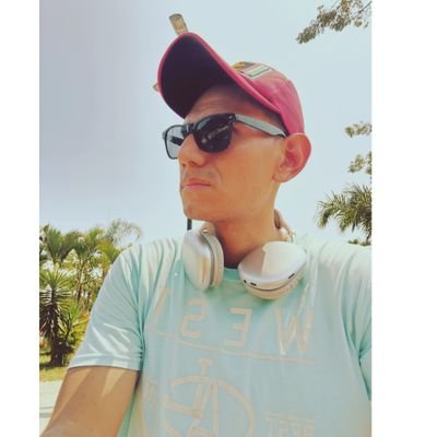 Has de la valentía tu mejor arma para vencer tu miedo / Confía en Jehová y has el bien./
Barcelona sc /River Plate/ Real Madrid ⚽🏆