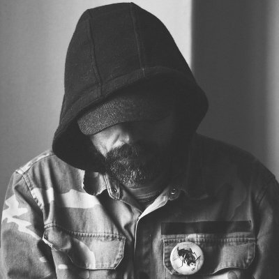 Lógico/ poeta sucio/ fundador de Agrótenas/ terrorista poético/ superviviente roto como todo el mundo/ el III/ estudiante y rencoroso. Literatura, porros y café