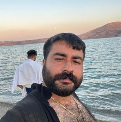 ‘Soluk bir ay dolanıyor kentin üstünde her gece, her gece bilge bir gezgin
tavrıyla adımlıyor yolunu’