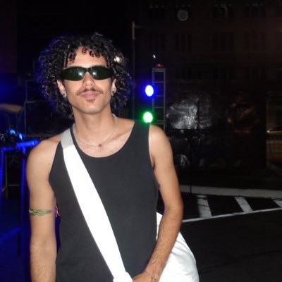 eu sou engenheiro civil; faço arquitetura na ufes; amo arte; amo música; amo viajar; amo viver