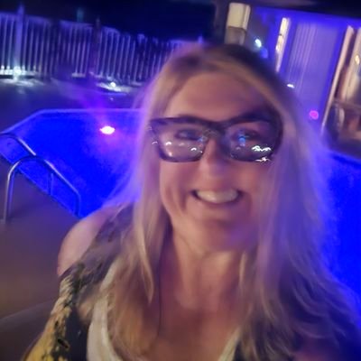 Debbie0116's profile picture. 80's Music Lover!