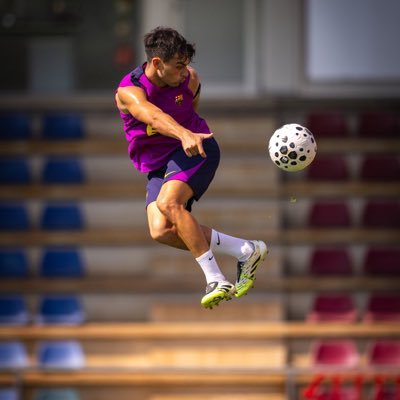 Culé aficionada al basket y fútbol y muy crítica con los medios de comunicación deportivos.
