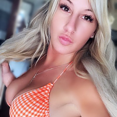 J0rdanNicol's profile picture. XFlirty, body crazy, curvy, wavey, big👀 lil waist😜