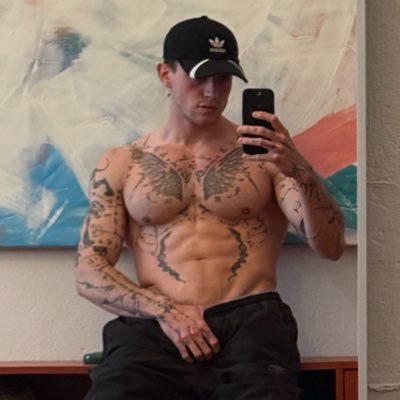 Hey 🫶🏼 I’m Noah and I like to make you feel like you’re right here with me. Custom videos and clothes: theonlytoxic717@gmail.com