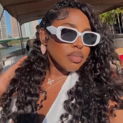 i’m not a real person i don’t exist nothing i tweet about is true 🧍🏽‍♀️