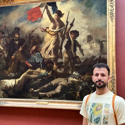 سوريّ، مع مشروع دولة سوريا، كرامة الانسان أولاً، لا تسامح مع غير المتسامح. يلي بيقتل شعبة خاين… مفكر حرّ