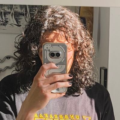 Mothy_Vv's profile picture. Son corps de princesse enfermé ds un palais en mailles, on scomprend du bout ds doigts cm si on sparlait en braille