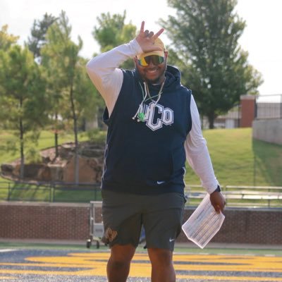 Blessed. Husband, Father of 3, Son, Brother. Co-Defensive Coordinator / Safeties Coach @ucobronchofb #MoneyTeam #AATB #3HighLife