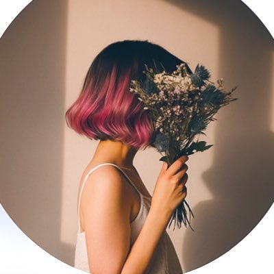 momo_design345's profile picture. 好きなことで生計を立てる女｜独立4年目｜一度きりの人生、縛られずに自分の意志で生きる。｜元事務員▶︎時給200円デザイナー笑▶︎最高月収60万円更新中｜美容系デザインが得意💪🏻SNS運用、ライティング…｜目標は女性の自立支援と海外移住🏝️| like♡美容とfashionとコーヒー☕︎ ENTP-A