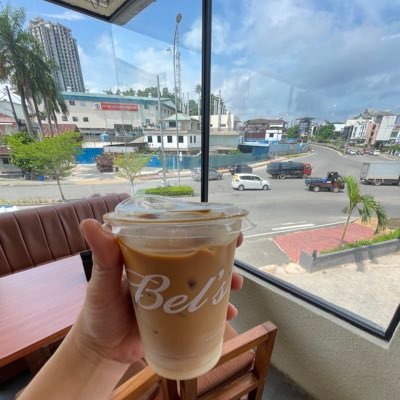 Yappingdumb's profile picture. Coffe , Books