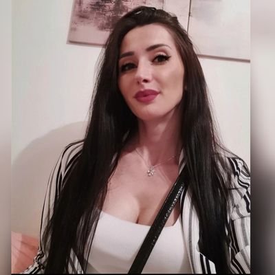 Imačica nepopularnih mišljenja. Trol. Bot Ace Lukasa. Obožavateljka bogougodne pojave Ace Šapića, škembića i tekile.