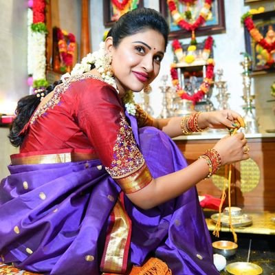 #தனிமை என்பது யாரும் இல்லாமல் இருப்பது அல்ல. நம்மை சுற்றி எல்லோரும் இருந்தாலும் நமக்காக யாரும் இல்லை என்று உணர்வதே...!