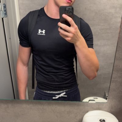 Hellstr0m's profile picture. 17