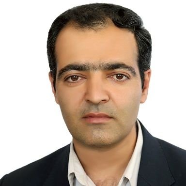 کارمند شرکت خصوصی که با روزمرگی های تکراری دست و پنجه نرم میکند. صبحها زود بیدار شدن، رفتن به شرکت، انجام وظایف روزانه و بازگشت به خانه، همه جزئی از زندگی منه