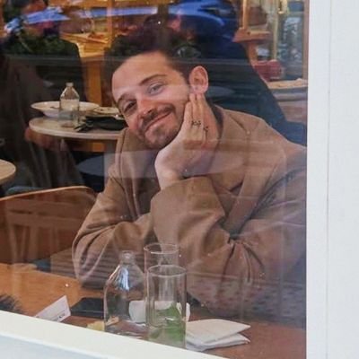 mottivesruggero's profile picture. Habilidad especial: vivir el fanfic en mi cabeza y llamarlo realidad 🫠