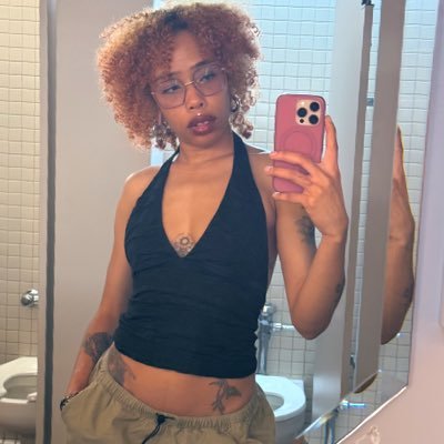 _godjess's profile picture. Besto Friendo •Anime•Food•Books•Film•Softcore gamer