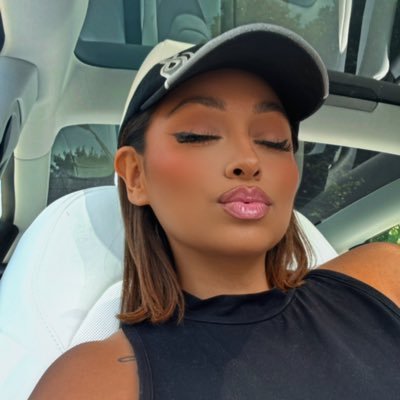 lizzylizM's profile picture. 👱🏽‍♀️
