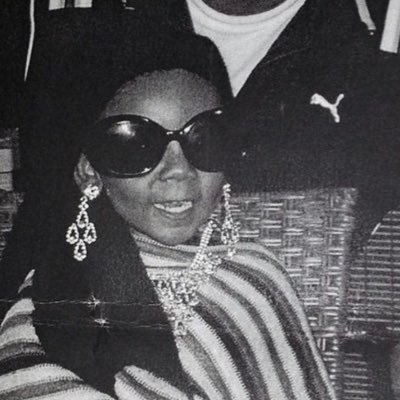 fleabagwelcome's profile picture. secretly a gleek account