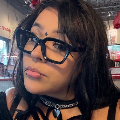 | nsfw 🖤| MDNI ⚫️| onlyfans $20📞|they/them bimbo🕷️| selling content🏴☠️| submissive⛓️ | fat asf♠️ | 23🐈⬛|