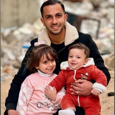 mo7_abz's profile picture. وللحريَّة الحمراء بابٌ...
بكل يدٍ مضرَّجةٍ يدق