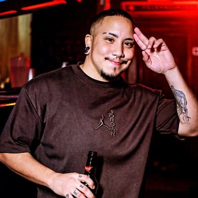 carioca, homem trans gay, 31 anos, DJ Tribal house, amante de musculação, little monster e outras coisitas más 😛🎧