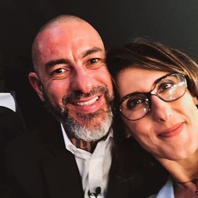“Mesmo na escuridão, há uma luz sobre vocês dois.
E essa luz ainda pode guiá-los um ao outro… se ambos estiverem prontos.”