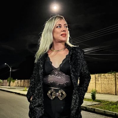 Jornalista. Comunicadora. Cerimonialista. Canceriana. Ama café, música, meme, pessoas, capys, Fluminense. Amando e vivendo! A vida presta!