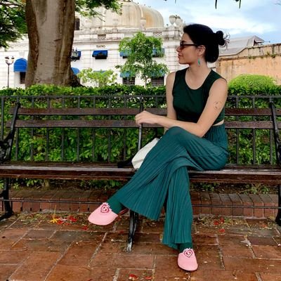 Nací un viernes por la noche, había luna creciente y sol en escorpio.
Soy de la tierra de Roque Dalton, Prudencia Ayala y Oscar Romero.