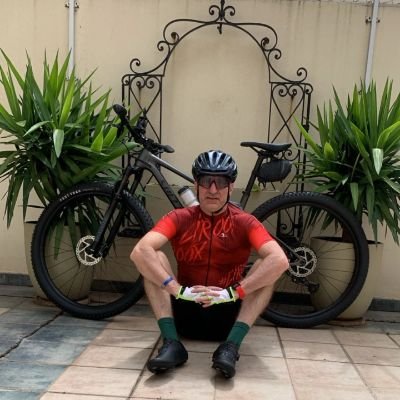 Abogado UBA amante de la lectura y de la bici.