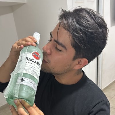 Finjo saber que es lo que estoy haciendo. Sobre(viví) al poli.