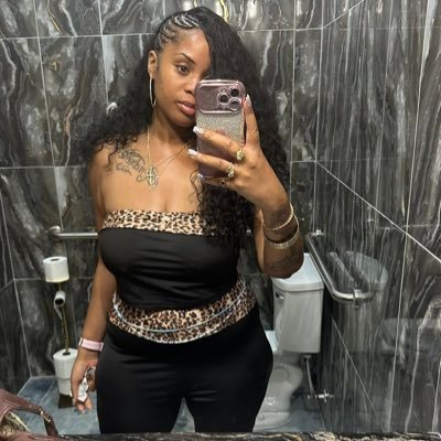 ✨Down $outh Plant Based Hottie✨ Have you had some Moore Greens today? 🌱👩🏽⚕️🏥 💉 🩺 🧘🏽♀️👑🌊🫐🍓🍇 🍉♠️ 🎶 📚💞🐬 #GreenSmoothie #Read