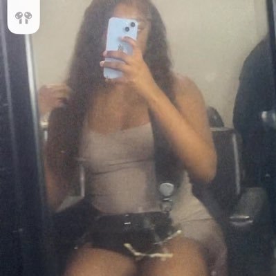 kaylawaylaa__'s profile picture. i’m one lying haitian dame ;)