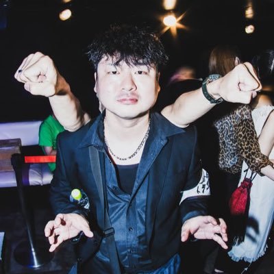熊本出身福岡在住。 ソロで弾き語りやったり、バンドでギター弾いたり、自分の好きな曲(パンク、レゲエ、アイドル)流すだけのDJやってる。 歌舞伎町トラブルメーカーズのギター担当