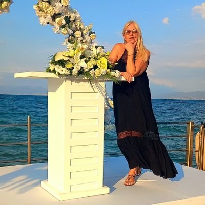 Atatürk sevdalısı...hayvansever..hak ederse insan da sever..VEFA'lı ve GALATASARAY'lı
Eğitim neferi, dinle işi olmayan bir hatun
GÜNEŞ KADIN
💛❤💛❤